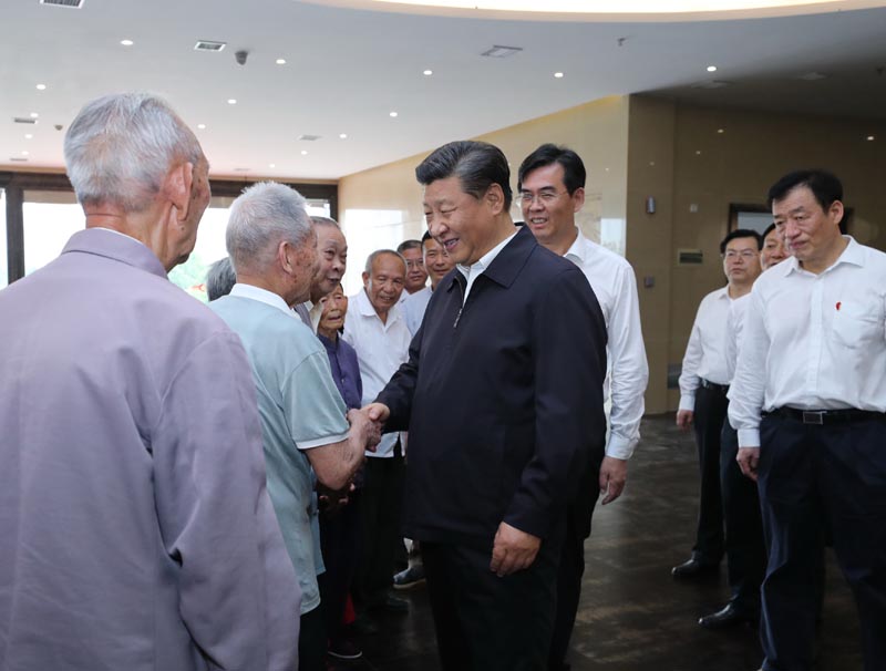 5月20日至22日,中共中央总书记、国家主席、中央军委主席习近平在江西考察,主持召开推动中部地区崛起工作座谈会并发表重要讲话。这是习近平在赣州市于都县中央红军长征出发纪念馆会见于都县的红军后代、革命烈士家属代表。