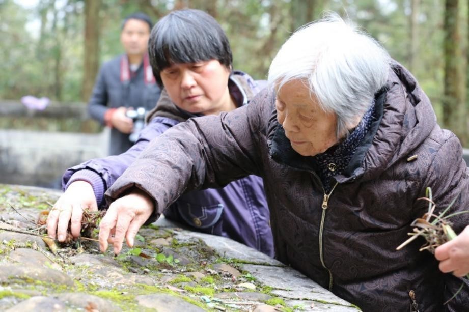 在江西莲花县玉壶山,龚全珍老人为甘祖昌将军扫墓。 在江西莲花县玉壶山,龚全珍老人为甘祖昌将军扫墓。