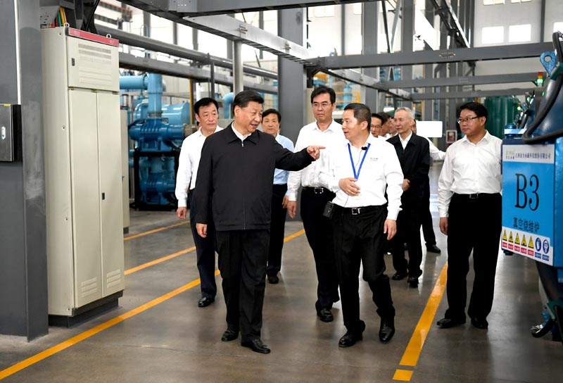 5月20日至22日,中共中央总书记、国家主席、中央军委主席习近平在江西考察,主持召开推动中部地区崛起工作座谈会并发表重要讲话。这是习近平在江西金力永磁科技股份有限公司考察,了解企业生产经营情况。