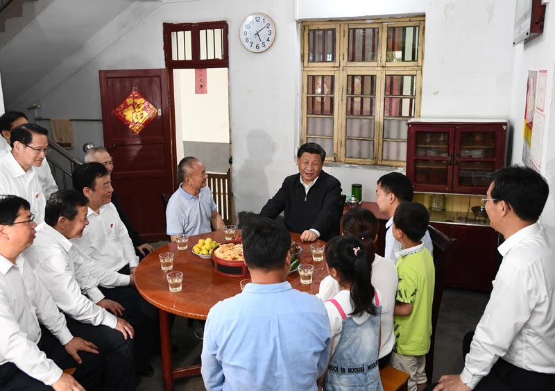 5月20日至22日,中共中央总书记、国家主席、中央军委主席习近平在江西考察,主持召开推动中部地区崛起工作座谈会并发表重要讲话。这是习近平在红军烈士后代、退伍军人孙观发家,同孙观发一家和当地镇、村干部拉家常,详细了解老区人民生产发展和生活改善等情况。